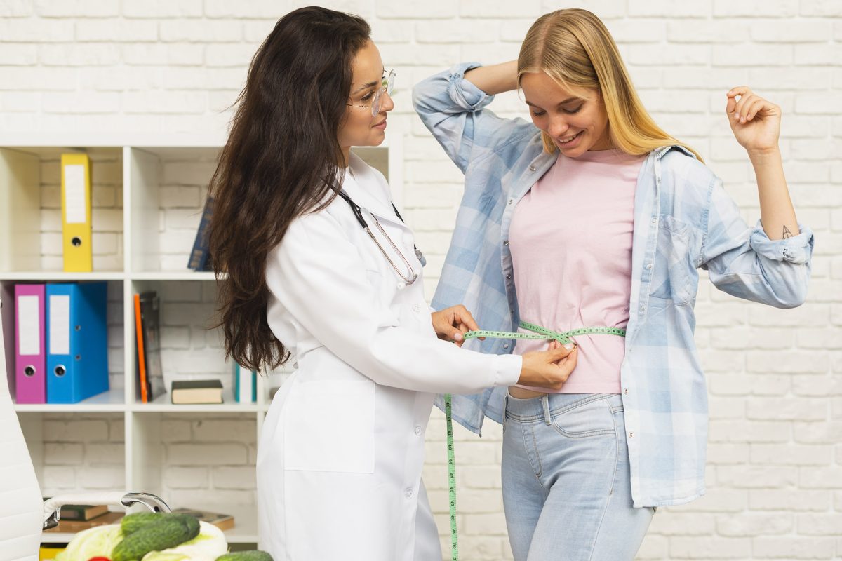 medium-shot-nutritionist-measuring-her-patient